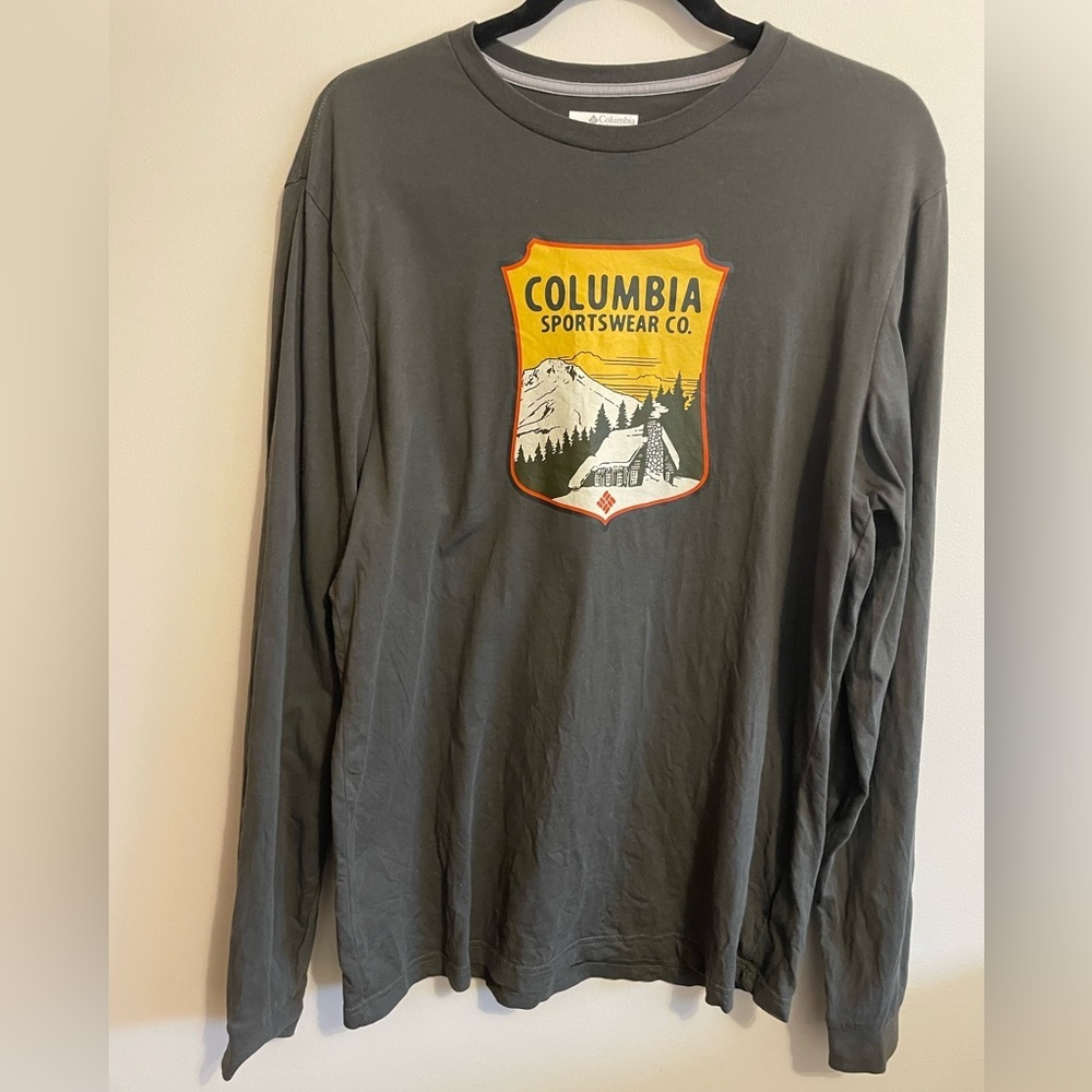 COLUMBIA SPORTSWEAR CO.-long-sleeve t-shirt is a graphic tee, size medium